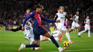 Valencia gặp khó khi tiếp đón Barcelona