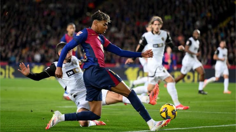 Valencia gặp khó khi tiếp đón Barcelona